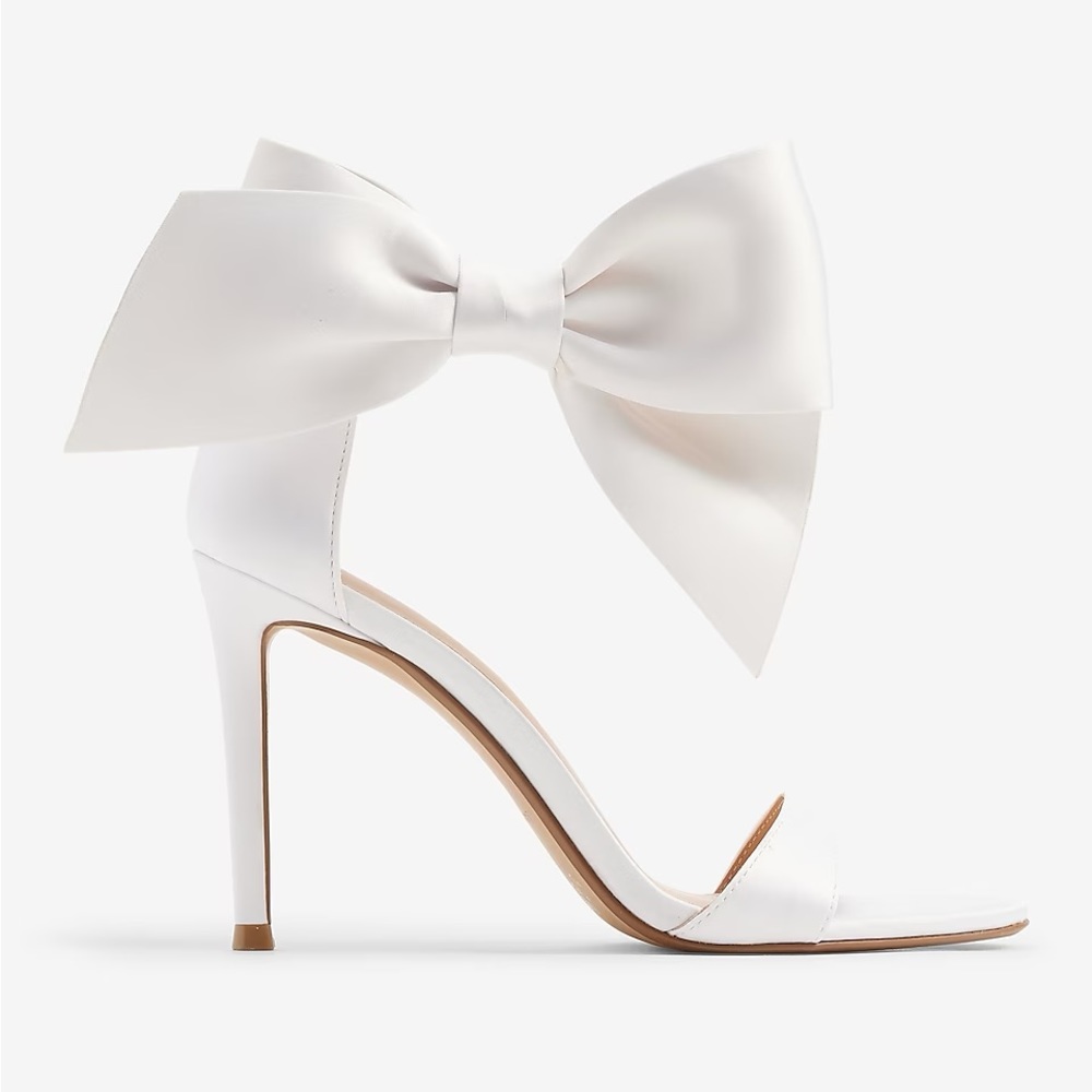 High heels with bow